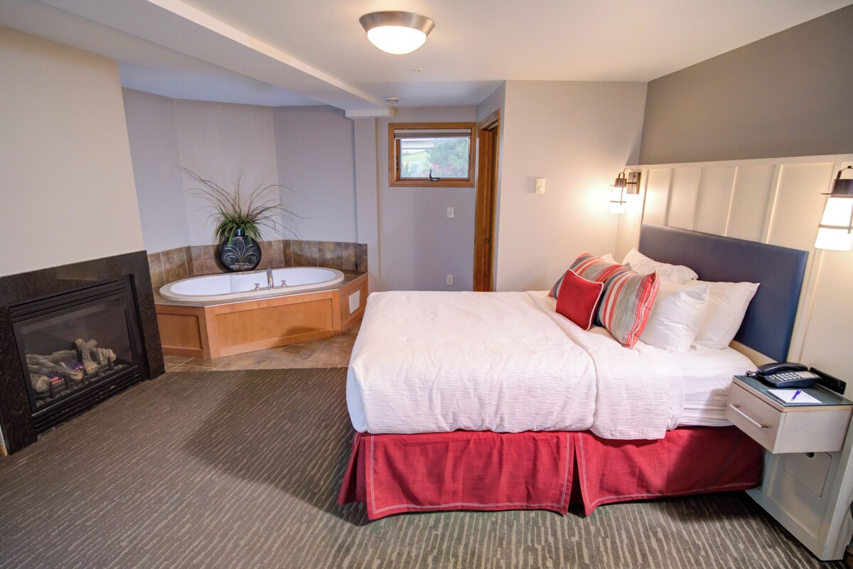 Deluxe Studio Suite, Lake View (Guest) | Iron/ironing board, WiFi, bed sheets