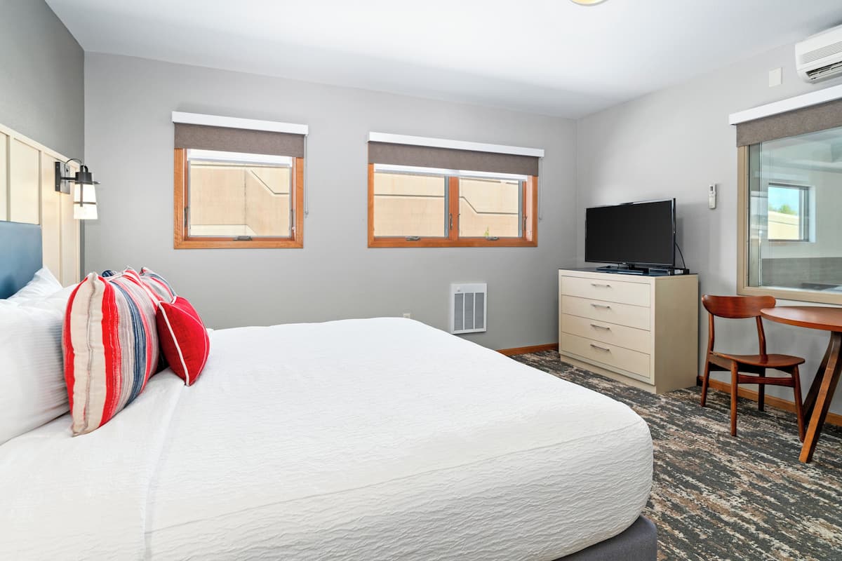 Standard Room, 1 Queen Bed (Non Lake View) | 1 bedroom, iron/ironing board, WiFi, bed sheets