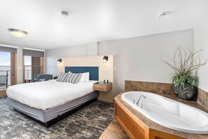 Suite, 1 Bedroom, Lake View | Deep soaking bathtub - Beacon Pointe on Lake Superior (Duluth)