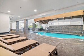 Una piscina cubierta