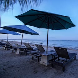 Accommodatie ligt op het strand, ligstoelen, parasols, strandlakens