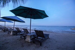 Am Strand, Liegestühle, Sonnenschirme, Strandtücher