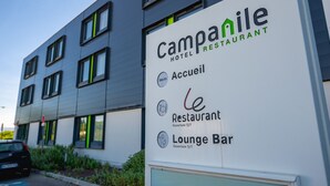 Une enseigne indiquant le restaurant de l’hôtel Campanile, qui dispose également d’un bar-salon, et précisant qu’il est ouvert 24 heures sur 24 et que le service commence à 7h00.