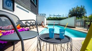 Piscine extérieure, parasols de plage, chaises longues