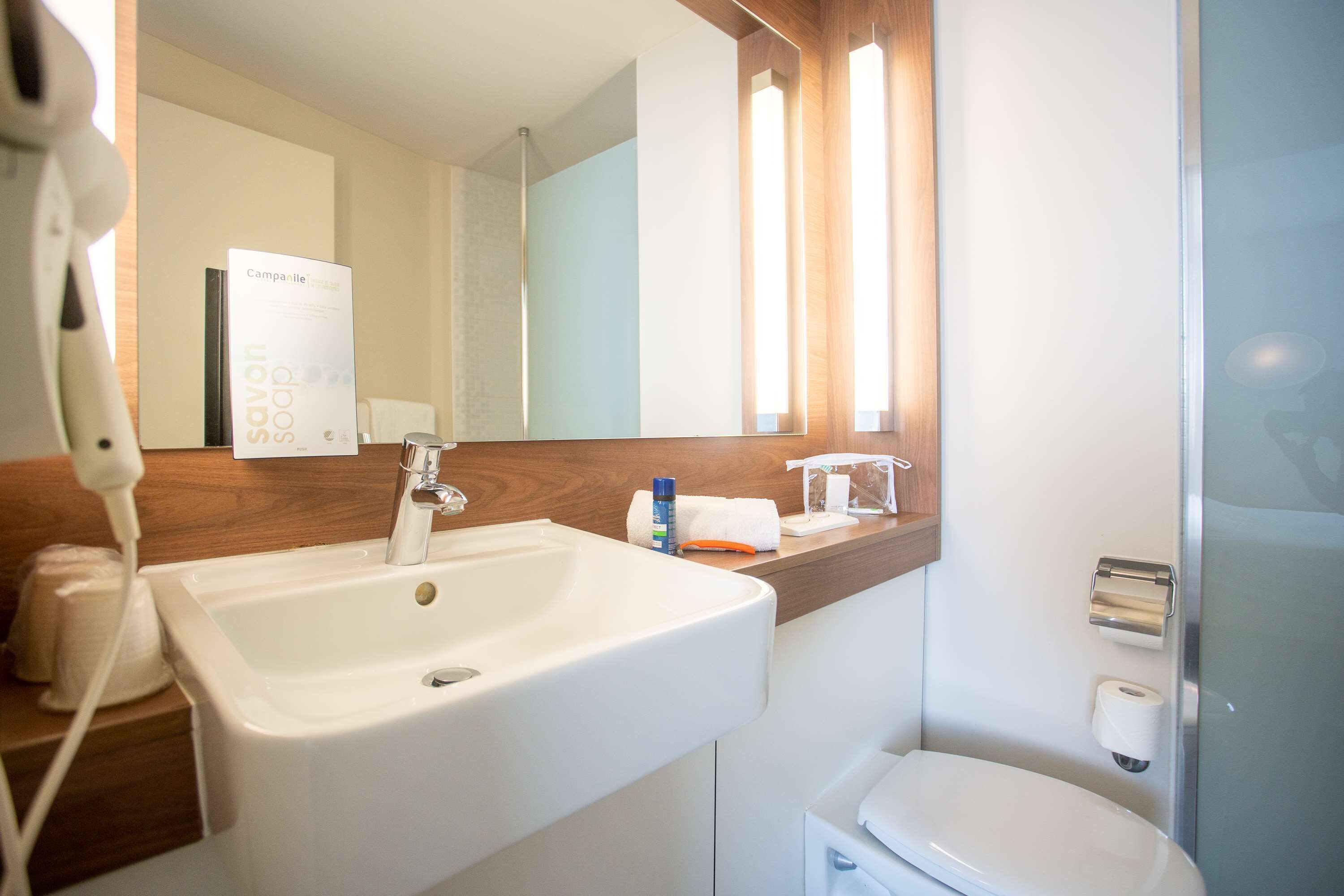 combined shower/bathtub, eco-friendly toiletries, hair dryer, towels