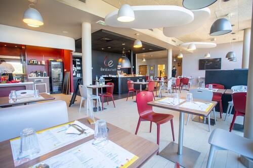 Petit déjeuner et dîner servis sur place