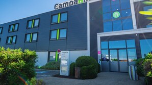 Un bâtiment moderne dont la façade porte l’inscription « Camoaile ».
