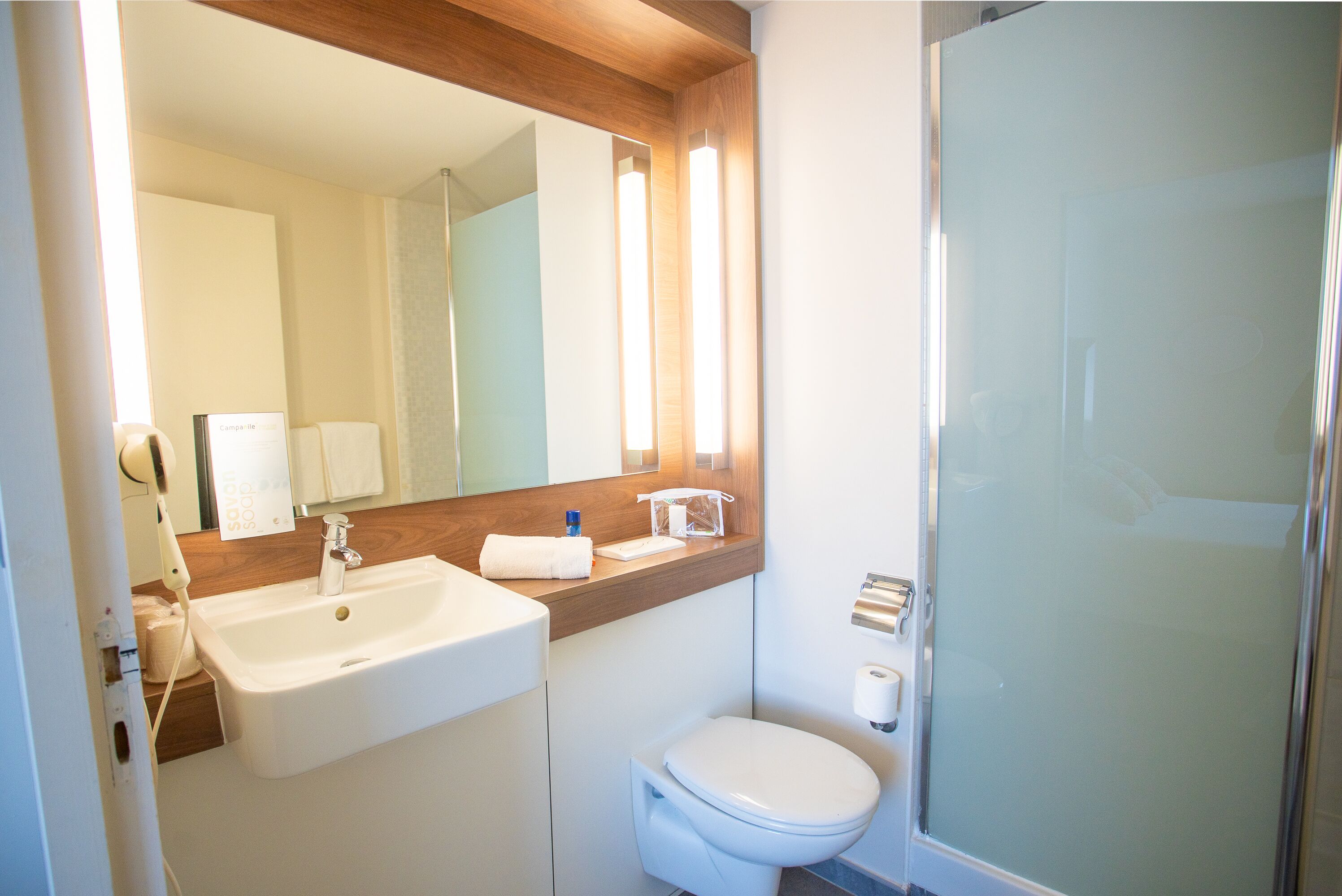 combined shower/bathtub, eco-friendly toiletries, hair dryer, towels