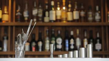 Un espace bar doté d'une variété de bouteilles et d'ustensiles de bar.