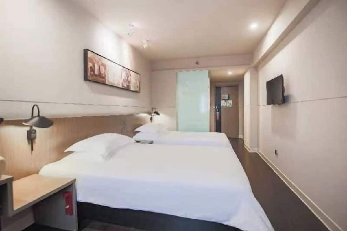 Caja de seguridad en la habitación, escritorio y cortinas blackout