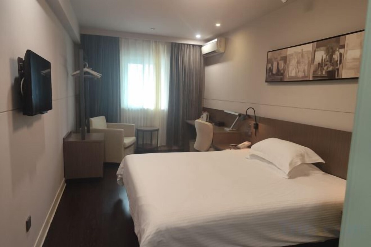 In-room safe, desk, blackout curtains, iron/ironing board (on request)
