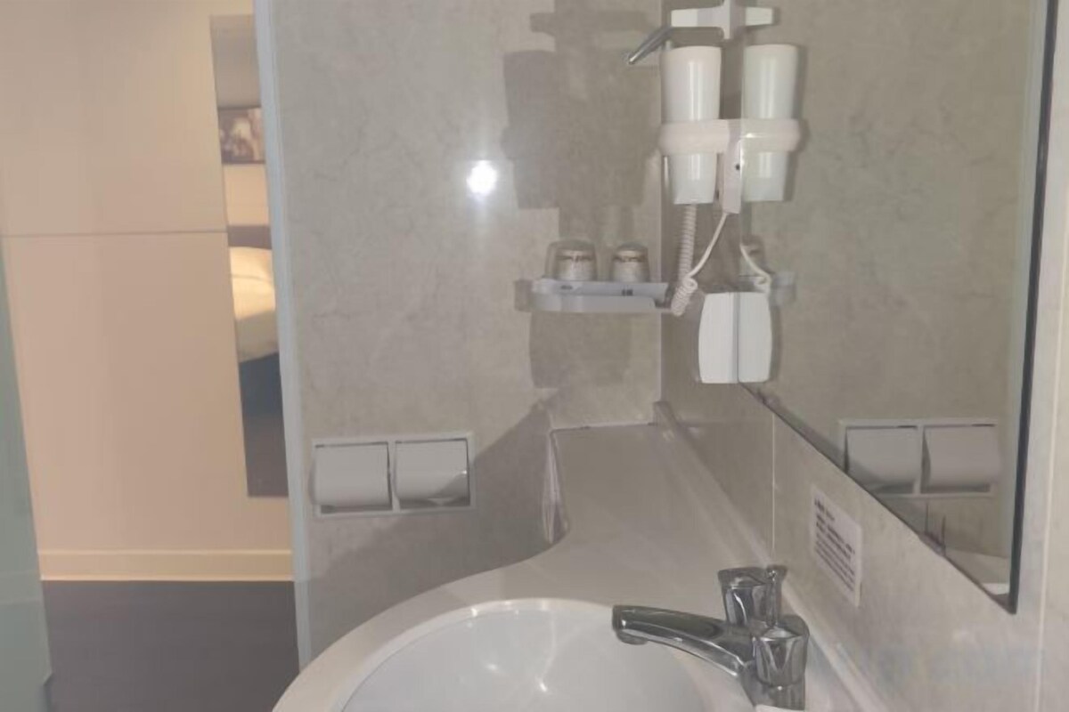 Combined shower/bathtub, free toiletries, hair dryer, slippers