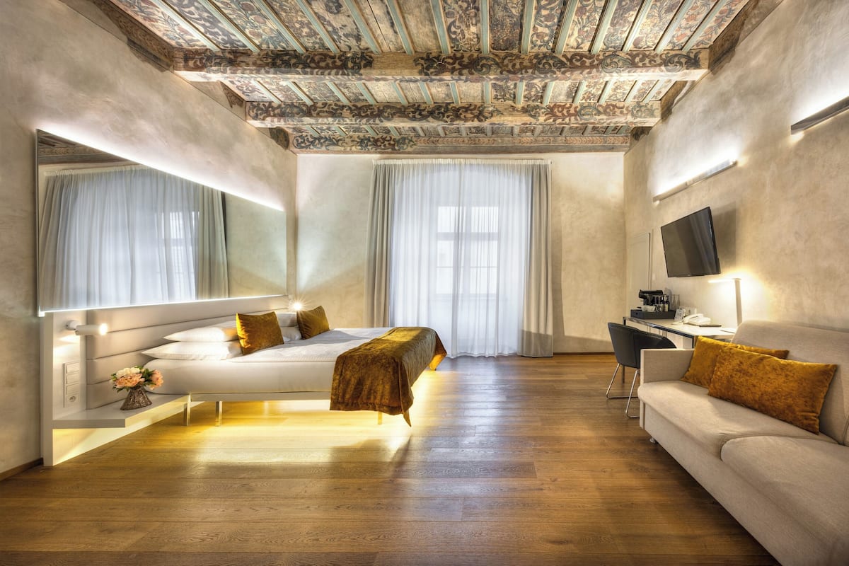 Standaard vierpersoonskamer | Luxe beddengoed, een minibar, een kluis op de kamer, een bureau
