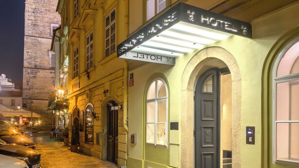 Un hotel de estilo arquitectónico europeo clásico, con una torre destacada al fondo.