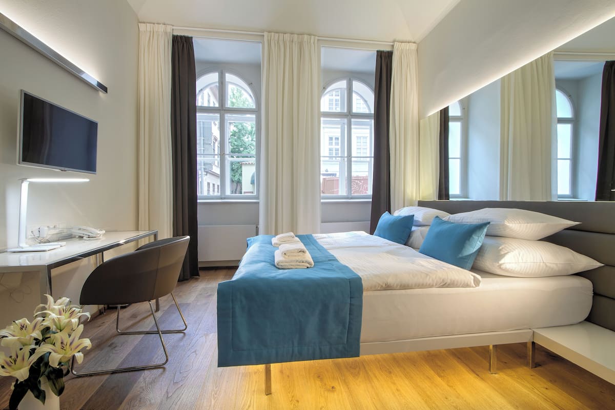 Habitació doble estàndard | Roba de llit d'alta qualitat, minibar i caixa forta a l'habitació