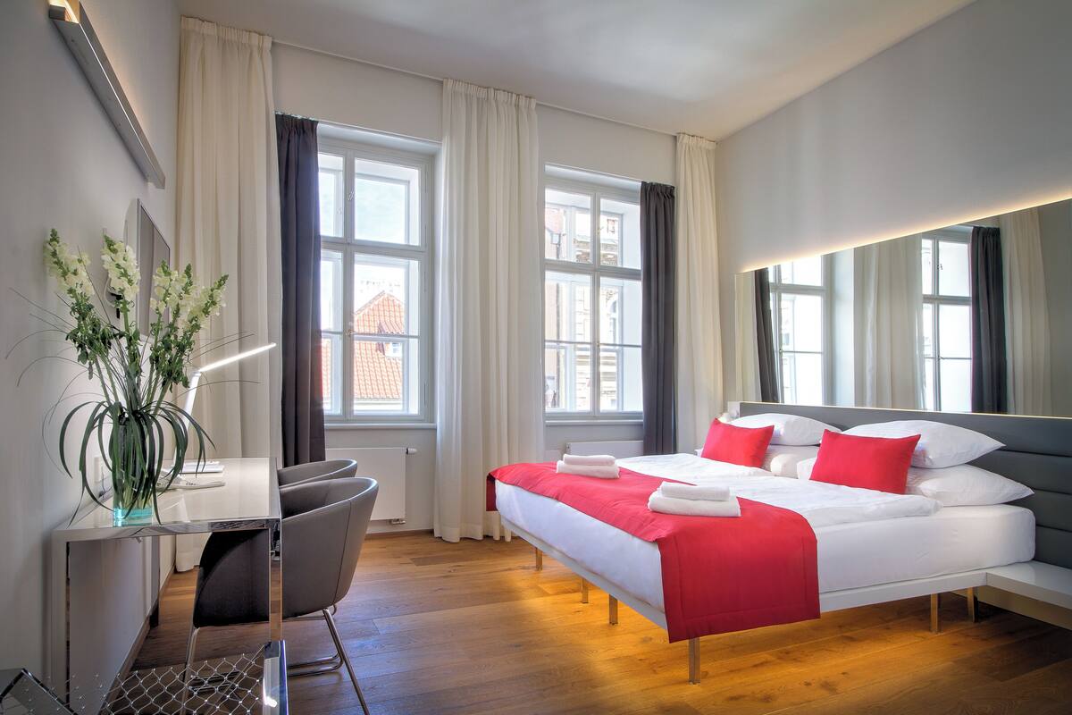 Deluxe tweepersoonskamer | Luxe beddengoed, een minibar, een kluis op de kamer, een bureau