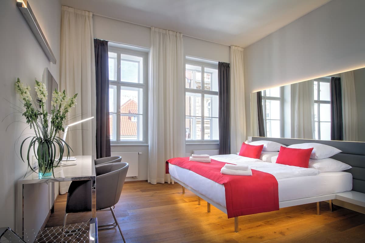 Habitació doble Deluxe | Roba de llit d'alta qualitat, minibar i caixa forta a l'habitació
