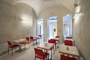 Café da manhã com buffet grátis todos os dias