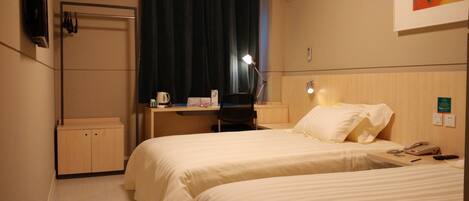 Een bureau, verduisterende gordijnen, een strijkplank/strijkijzer