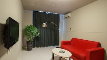 Suite empresarial (A) | Caja de seguridad en la habitación, escritorio y cortinas blackout