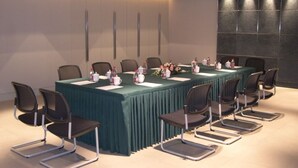 A conference room with a long table, chairs, and a green tablecloth. - Jinjiang Inn Shanghai Expo Park Pusan Road (Shanghai)