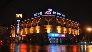 A building with the signage "JINJIANG INN" and "SPORBANK" at its entrance. - Jinjiang Inn Shanghai Expo Park Pusan Road (Shanghai)