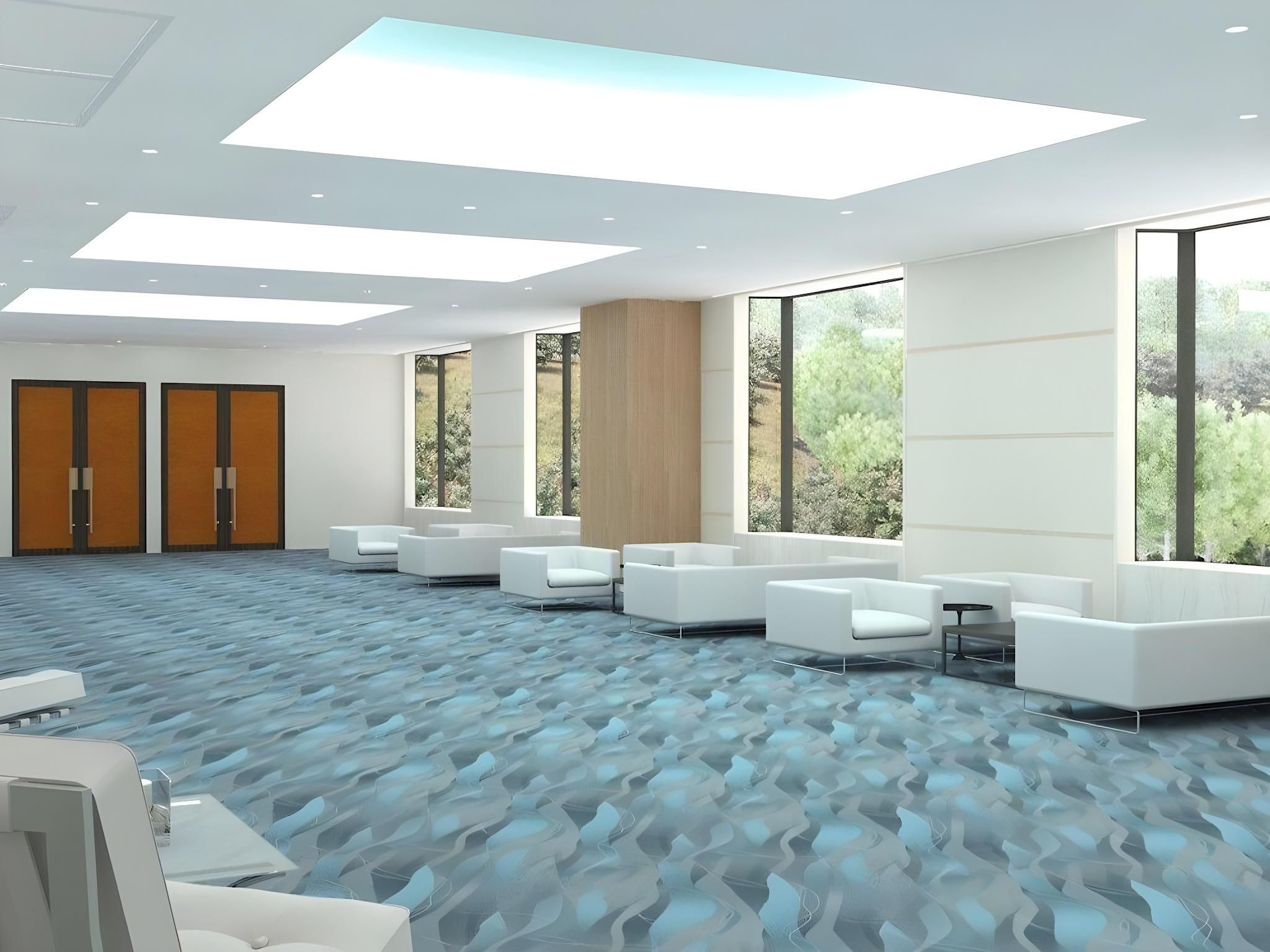 Una sala de conferencias moderna con mobiliario blanco, ventanas amplias y una alfombra estampada.