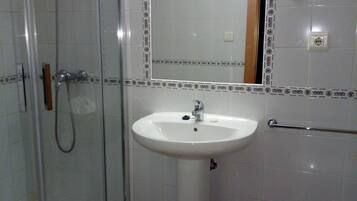 Quintuple Room | Bathroom | Deep soaking tub, towels