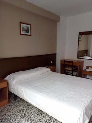 Free WiFi, bed sheets - Hotel Iris (Benidorm)