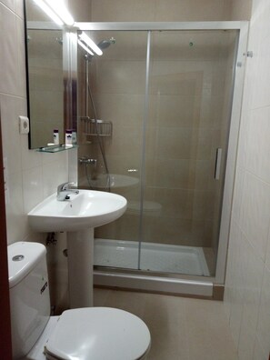 Room for 6 people  | Bathroom | Deep-soaking bathtub, towels - Hotel Iris (Benidorm)