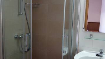 Single Room | Bathroom | Deep soaking tub, towels