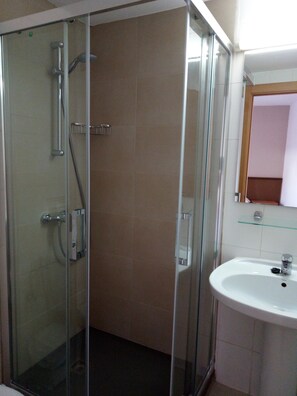 Single Room | Bathroom | Deep soaking tub, towels