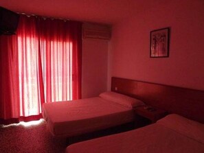 Quadruple Room | Free WiFi, bed sheets