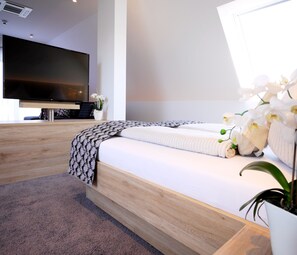 ملاءات للفراش لا تسبب الحساسية وخزنة داخل الغرفة ومكتب