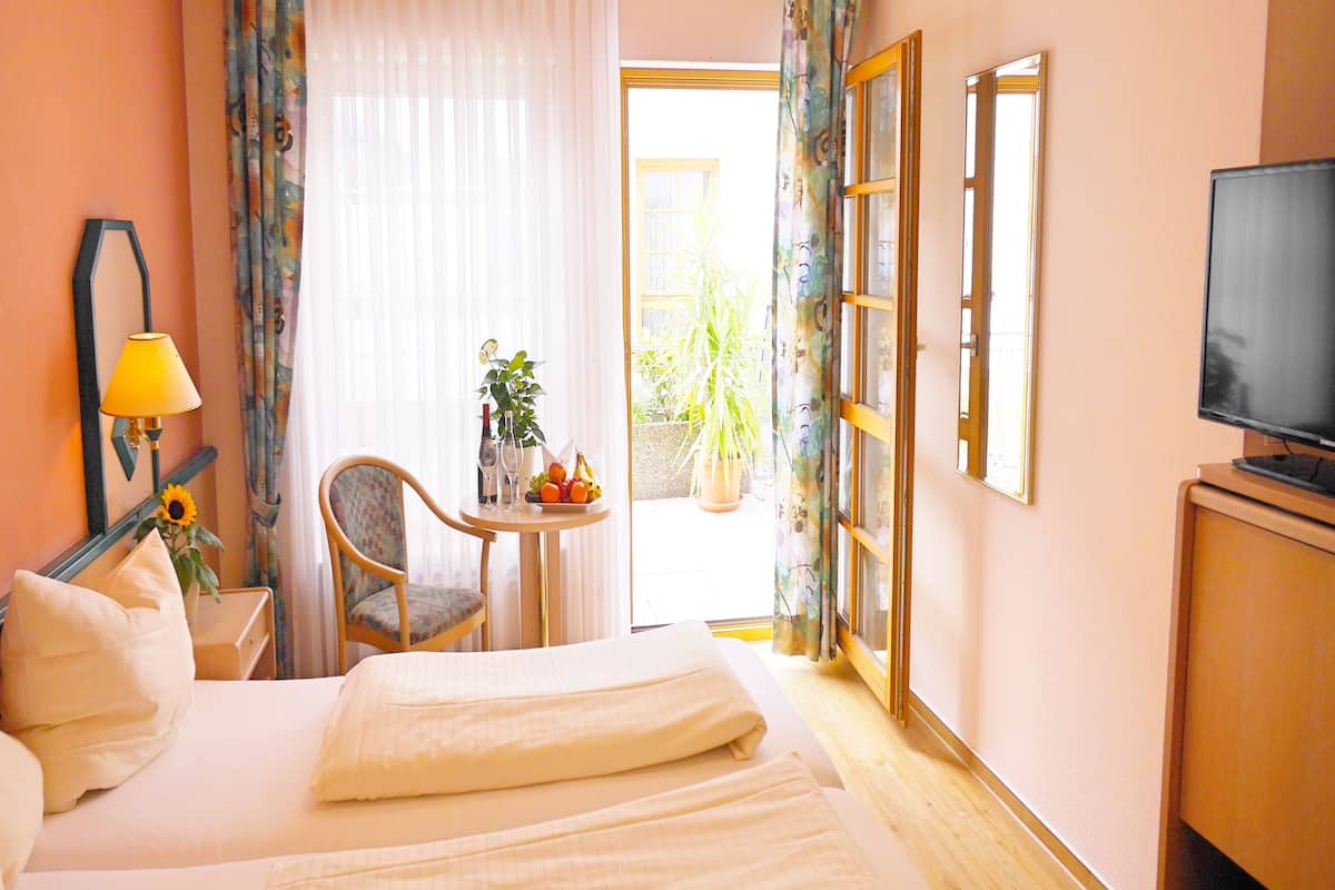 Hypo-allergenic bedding, in-room safe, desk, laptop workspace
