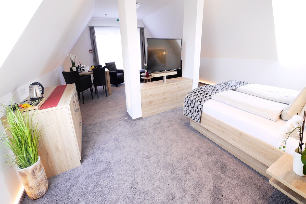 Grand studio | Hypoallergeen beddengoed, een kluis op de kamer, een bureau