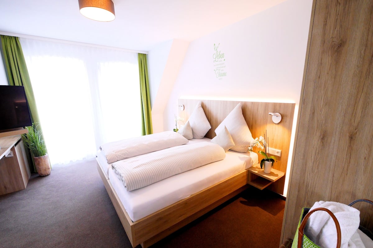 Hypoallergeen beddengoed, een kluis op de kamer, een bureau