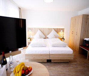 低過敏寢具、客房內保險箱、書桌、筆電工作空間