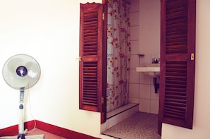 Double Room, 1 Double Bed, Private Bathroom | Bathroom | Shower, towels