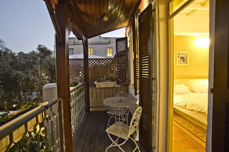 Jacuzzi Deluxe Room with Balcony | Balcony