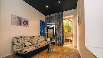 Junior Suite with Patio | Wohnbereich | 32-Zoll-Fernseher mit Kabelempfang