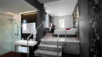 Habitación superior | Ropa de cama de alta calidad y minibar