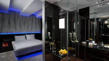 Standard Room - Ultra Modern Decor | Ylelliset vuodevaatteet, minibaari, tallelokero huoneessa