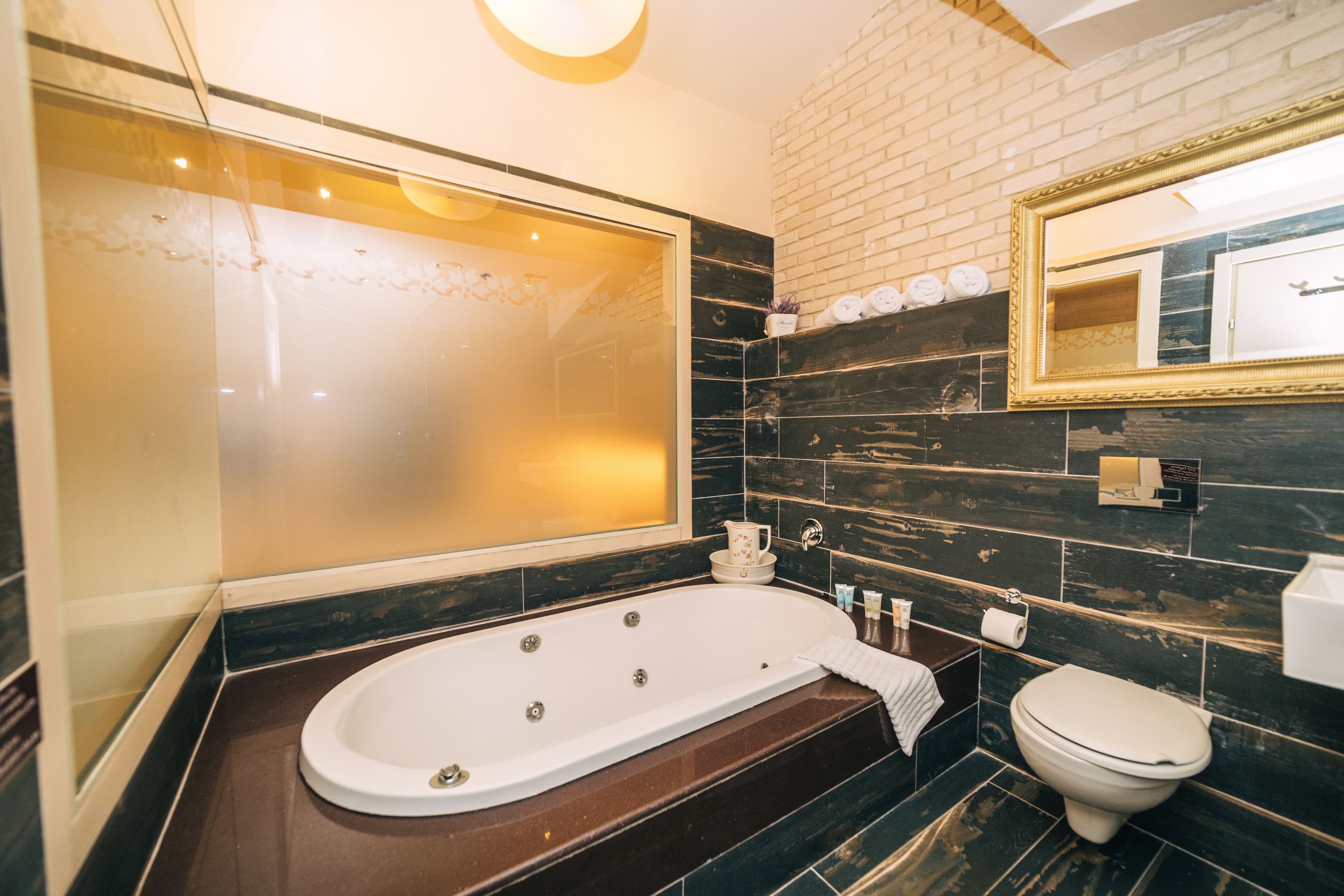 jacuzzi deluxe room with balcony | jetted bathtub