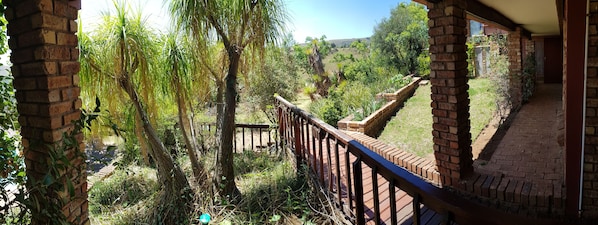 Garden view - Acra Retreat, Mountain View Lodge (Emgwenya)