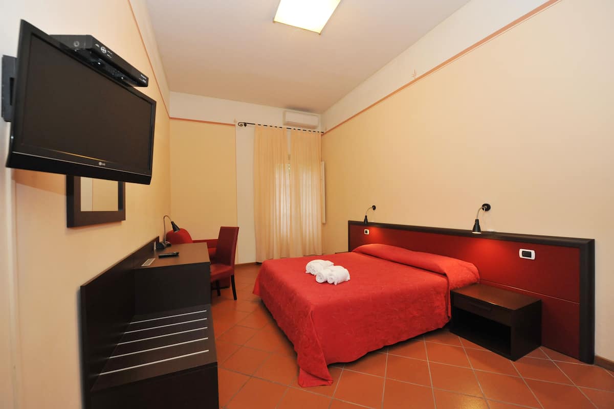 Classic Triple Room, Non Smoking | Select Comfort beds, minibar, desk, free WiFi