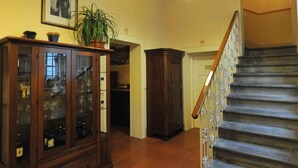 Una escalera con barandillas de madera y piso de baldosas que conduce a una plataforma.