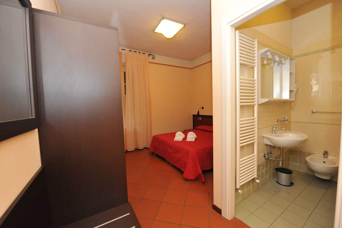 Classic Double or Twin Room, Non Smoking | Select Comfort beds, minibar, desk, free WiFi