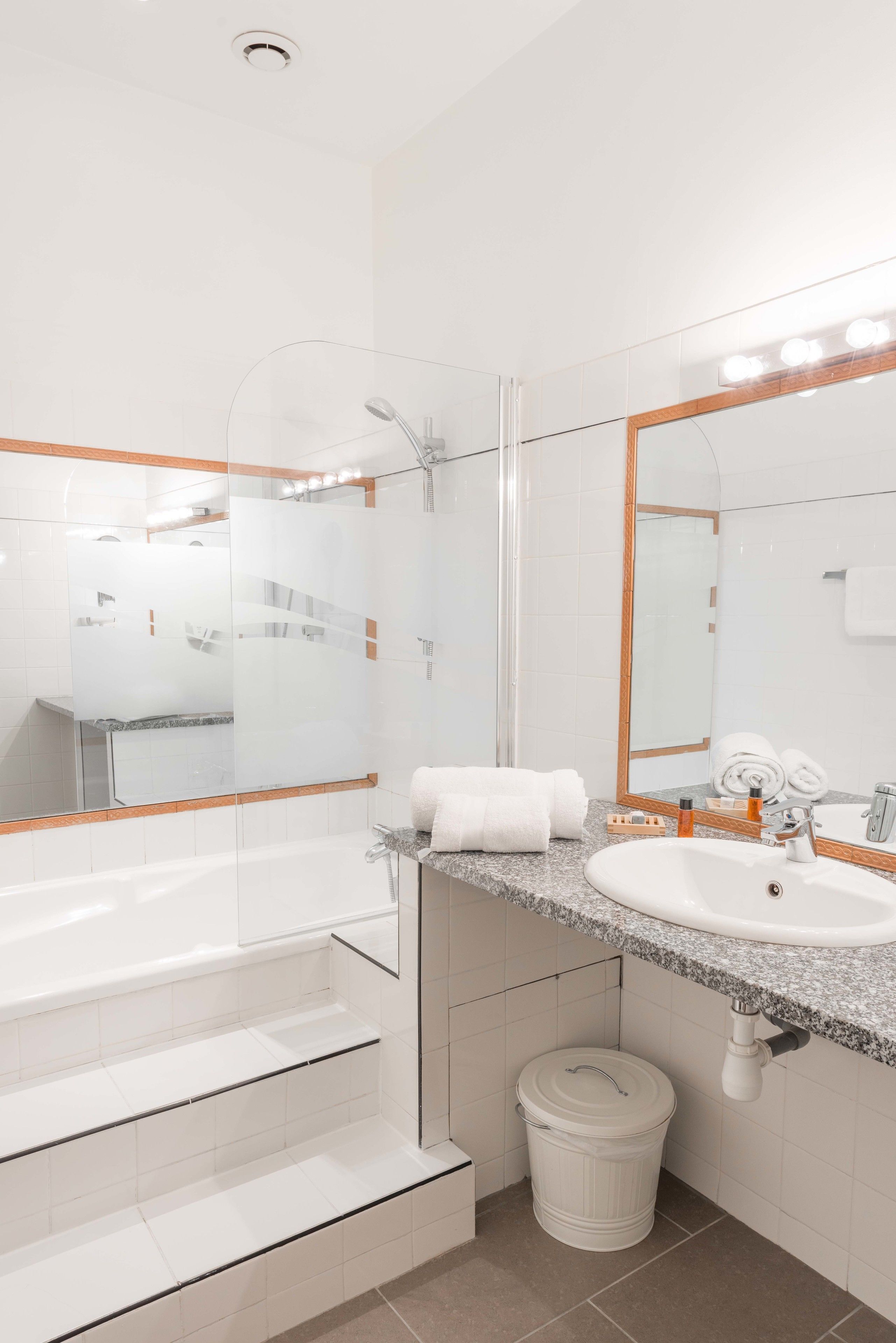 Triple Room | Bathroom | Jetted tub, free toiletries, hair dryer, towels