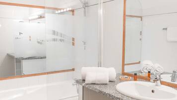 Habitación triple | Baño | Bañera de hidromasaje y artículos de higiene personal gratuitos